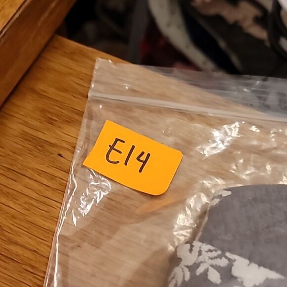 Rose + Olive Gray Floral 3/4 Sleeve Textured Top Size Small - Picture 10 of 10